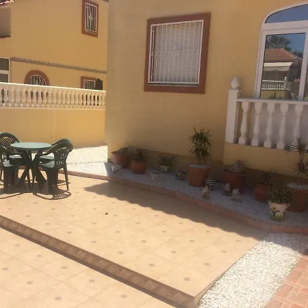 아파트 Torrevieja, La Torreta Ground Floor With Large Private Patio Garden 또레비에하